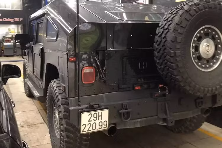 Tại Việt Nam, chiếc Hummer H1 Alpha độc nhất thuộc phiên bản bán tải, từng thuộc sở hữu của một nhóm chơi xe tại Hà Nội. Nhóm này cũng từng sở hữu một chiếc Hummer H2 độ độc đáo. Từng có thời gian “ẩn mình”, giờ đây chiếc xe đã xuất hiện trở lại trên thị trường mua bán xe đã qua sử dụng.