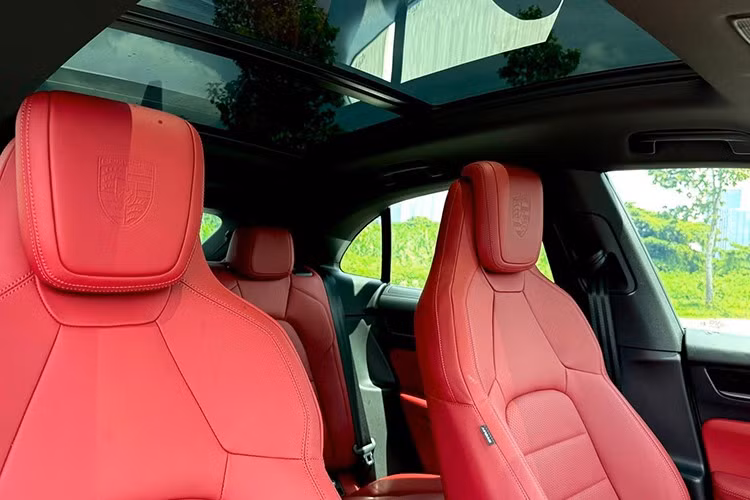 Porsche Macan EV có bảng đồng hồ kỹ thuật số với màn hình cong 12,6 inch và màn hình cảm ứng trung tâm 10,9 inch. Bên cạnh đó là màn hình giải trí 10,9 inch tùy chọn dành cho hành khách ngồi trên ghế phụ lái. Hành khách có thể dùng màn hình này để truy cập những tính năng như xem video hoặc định vị.