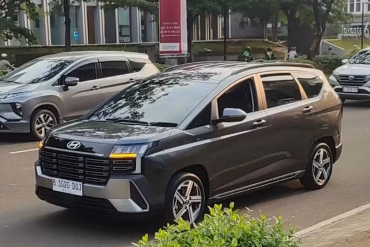 Tương tự phiên bản tiêu chuẩn, Hyundai Stargazer X 2026 được trang bị cụm đèn pha thiết kế hình chữ "H" với đường nét tinh tế hơn, tạo sự đồng nhất với phần đuôi xe. Cụm đèn hậu cũng được làm mới, nối liền bằng dải đèn LED đặt cao, giúp tăng độ nhận diện và mang lại hiệu ứng thị giác hiện đại cho tổng thể thiết kế.