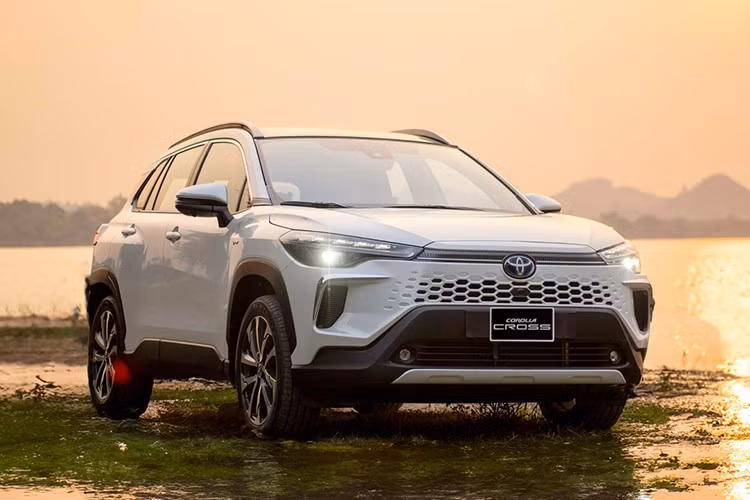 Toyota Corolla Cross HEV xếp vị trí thứ 2 với 1.194 chiếc bán ra. Toyota Corolla Cross đã trải qua đợt nâng cấp nhẹ vào đầu tháng 5/2024, giữ lại hai phiên bản V giá 820 triệu đồng và HEV giá 905 triệu đồng, bỏ phiên bản G.