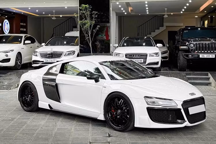 Hiện chiếc siêy xe Audi R8 độ khủng nhất Việt Nam này đang tìm chủ nhân với giá 3.2 tỷ đồng, đã chạy được hơn 5 vạn km, và đăng ký lần đầu 2009. Chiếc siêu xe từng là mơ ước 1 thời của các dân chơi 8X, nhưng nay chỉ có giá bằng các xe sang.