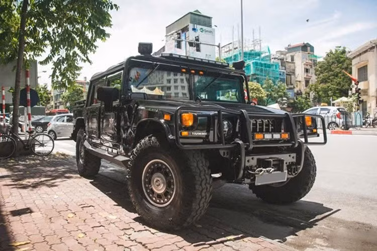 Sau Chiến tranh vùng Vịnh, AM General bắt đầu sản xuất bản thương mại H1 vào năm 1992. Dòng xe này được lắp ráp tại nhà máy ở Mishawaka, bang Indiana (Mỹ) và tiếp tục sản xuất cho đến năm 2006. Trong khi đó, phiên bản Humvee dành cho quân sự vẫn được chế tạo đến tận năm 2018.