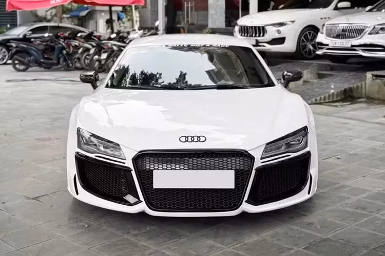 Trong đó, lưới tản nhiệt hai bên hông của Audi R8 độ body kit Regula không đơn thuần chỉ là 3 thanh ngang xếp chồng lên nhau, thay vào đó là hốc gió được mở rộng thêm và có lưới tản nhiệt hình tổ ong được sơn đen mờ.