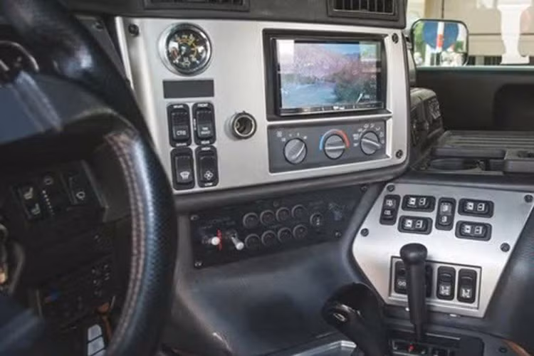 Chủ nhân của Hummer H1 Alpha này đã độ lại một số chi tiết nội thất như hệ thống giải trí, hệ thống định vị, … Ghế ngồi của xe được chỉnh điện thay vì chỉnh cơ như gương chiếu hậu. Chiếc xe còn có thêm khu vực để rượu cũng như ly uống đi kèm.