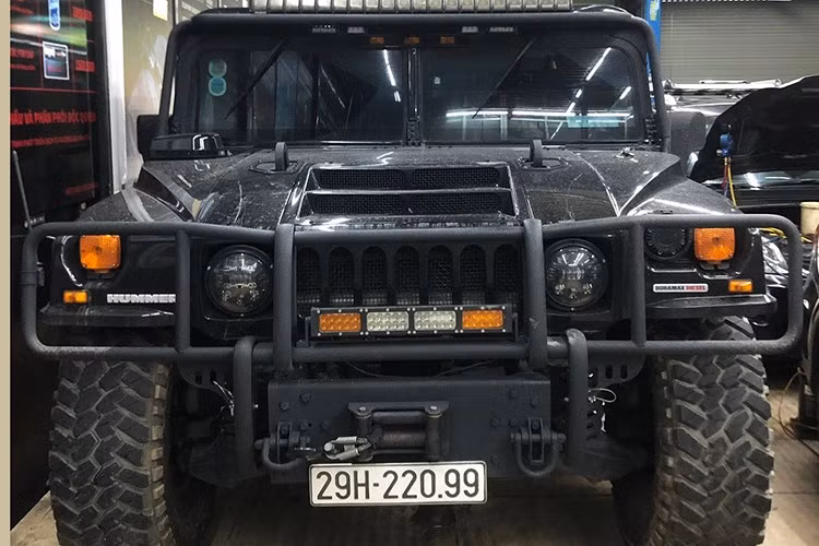Chiếc H1 Alpha mang ngoại thất màu đen, nổi bật với thiết kế vuông vức, cơ bắp và đậm chất quân sự. Xe được trang bị mâm 17 inch kết hợp bộ lốp địa hình kích thước lớn 395/135, cho khả năng vận hành ổn định trên các địa hình phức tạp. Trên nóc xe là dãy đèn LED trợ sáng, hỗ trợ người lái khi di chuyển trong điều kiện thiếu sáng.