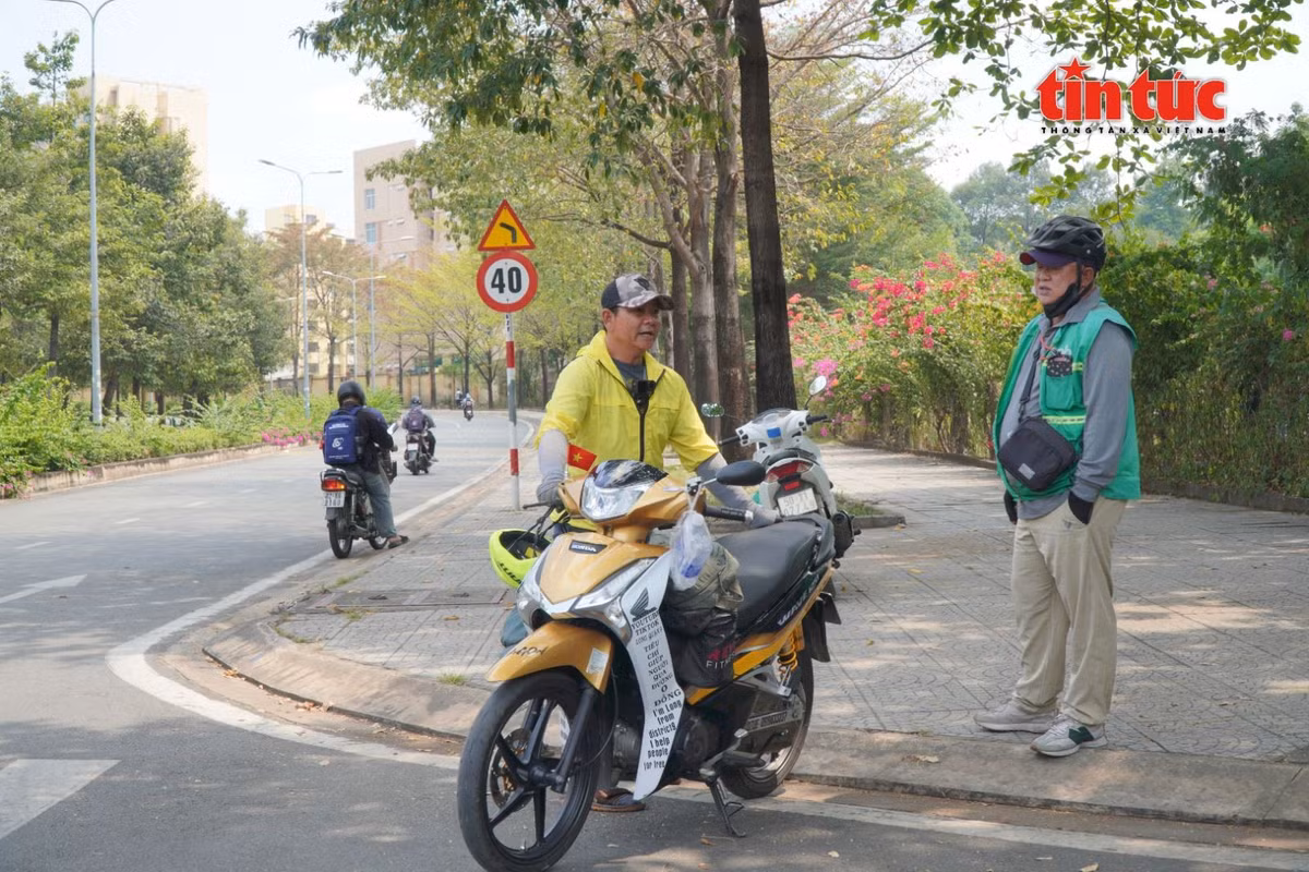 Ông Phan Quang Mỹ, tài xế công nghệ, trò chuyện với ông Long tại Làng Đại học Quốc gia TP Hồ Chí Minh.