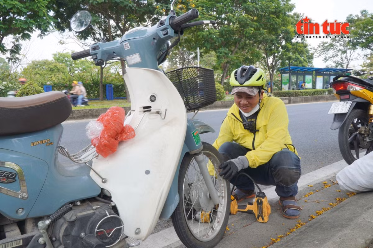 Nhiều sinh viên được ông Long hỗ trợ sửa xe miễn phí khi gặp sự cố.