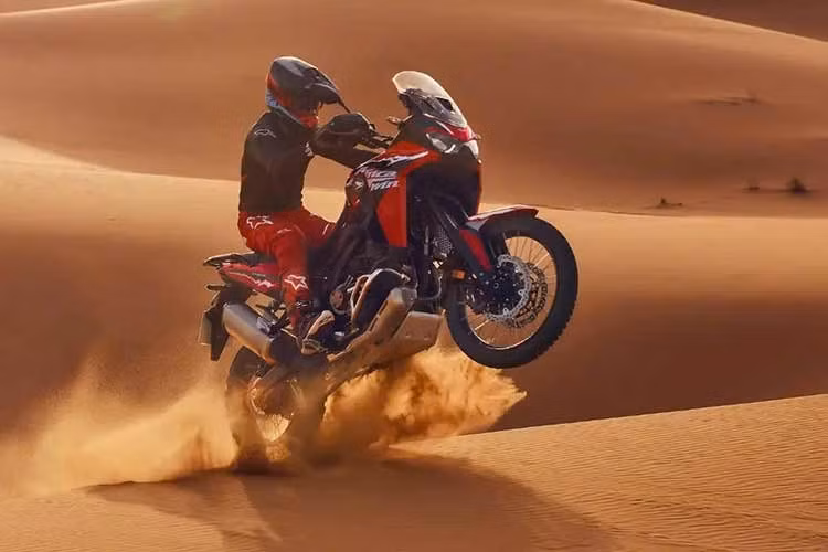 Theo công bố của Honda Việt Nam, Africa Twin 2026 sẽ được phân phối chính hãng từ ngày 15/6 tại hệ thống Honda DreamWing trên toàn quốc với giá bán lẻ 540,99 triệu cho bản Honda CRF1100L Africa Twin và 620,99 triệu đồng cho bản Honda CRF1100L Africa Twin Adventure Sports.