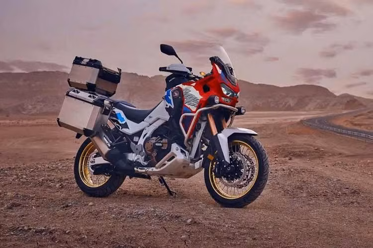 Phiên bản tiêu chuẩn sở hữu cách phối màu mới với sắc đỏ trải dài xuyên suốt thân xe, đi kèm các họa tiết tem sắc nét, nhấn mạnh tinh thần phiêu lưu và cá tính đặc trưng của dòng xe. Bên cạnh nâng cấp về diện mạo, Africa Twin 2026 vẫn duy trì những giá trị cốt lõi làm nên tên tuổi của dòng xe.