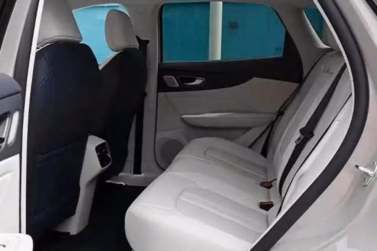 Một số phiên bản cao hơn còn có ghế phụ lái Queen Seat không trọng lực tích hợp đệm đỡ chân chỉnh điện. MG 4X được cung cấp 2 cấp độ hỗ trợ lái thông minh. Phiên bản Free Edition sử dụng chip Horizon Journey J3, đi kèm 5 camera và 8 radar siêu âm, hỗ trợ lái cấp độ 2 với các tính năng như kiểm soát hành trình thích ứng toàn dải tốc độ, hỗ trợ giữ làn và giữ xe ở giữa làn đường.
