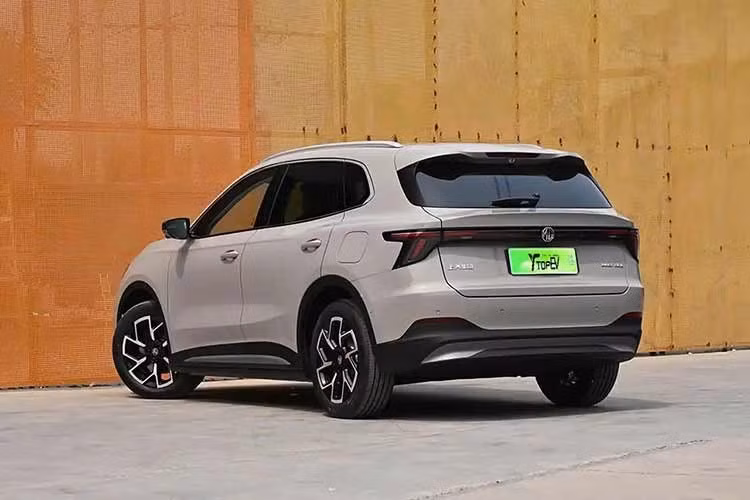 MG 4X tiếp tục sử dụng ngôn ngữ thiết kế của dòng MG4 với phần đầu xe đóng kín đặc trưng, kết hợp dải LED định vị ban ngày kéo dài theo phương ngang và logo phát sáng. Cụm đèn pha có tạo hình gọn gàng trong khi cản trước thể thao, đi kèm các khe hướng gió nhằm tối ưu tính khí động học.