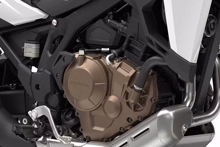 Honda Africa Twin Adventure Sports: Được phát triển theo định hướng touring cao cấp dành cho các chuyến đi dài. Nổi bật với bánh trước 19 inch giúp tăng độ ổn định trên đường nhựa. Thiết kế khí động học mới kết hợp kính chắn gió chỉnh 5 cấp độ giúp giảm mệt mỏi khi di chuyển đường dài.