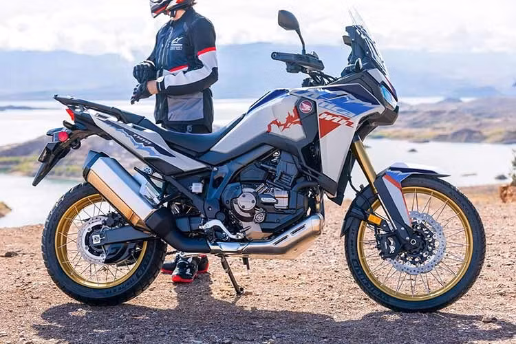 Honda Africa Twin 2026 tiếp tục được phân phối với hai phiên bản: Africa Twin tiêu chuẩn và Africa Twin Adventure Sports. Cả hai phiên bản đều sở hữu khối động cơ 1.084cc xi-lanh đôi song song, đạt công suất 100 mã lực tại 7.500 vòng/phút và mô-men xoắn cực đại 112Nm tại 5.500 vòng/phút.