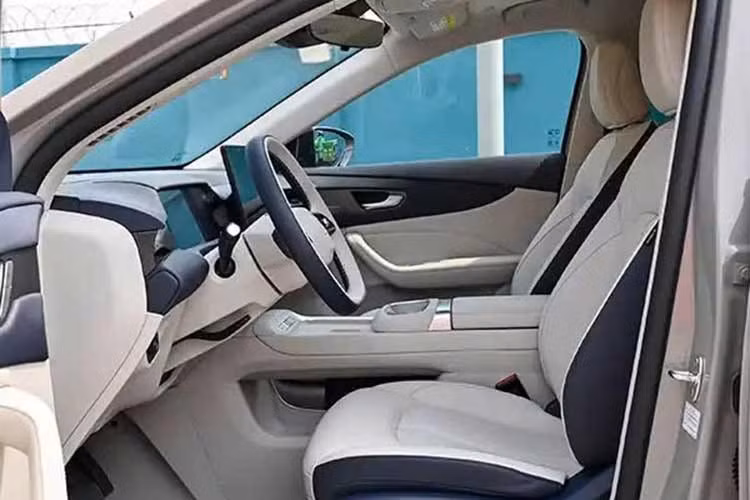 Bản tiêu chuẩn còn có ghế trước chỉnh điện/sưởi/thông gió, 6 túi khí, camera hành trình tích hợp, hệ thống âm thanh 8 loa và cửa gió điều hòa cho hàng ghế sau. Các phiên bản cao cấp được bổ sung đèn viền nội thất 256 màu, ghế trước massage, cửa cốp chỉnh điện, cửa sổ trời toàn cảnh có thể mở, sưởi vô lăng, sạc điện thoại không dây 50 W và bệ tỳ tay tích hợp giá để cốc cho hàng ghế sau.