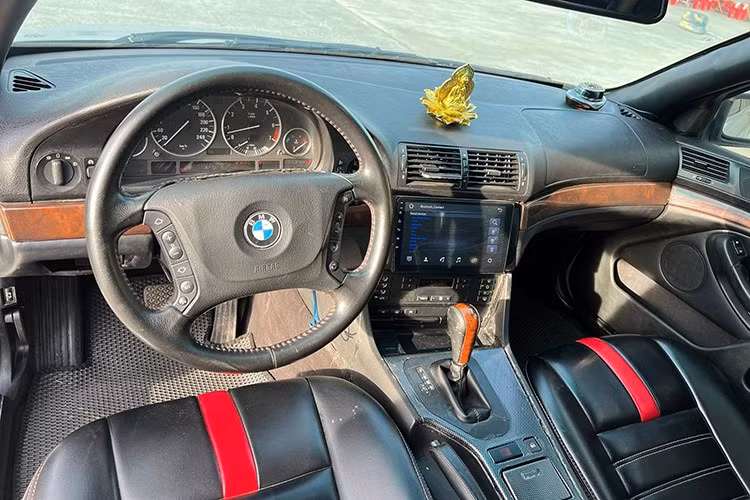 Về động cơ, chiếc BMW 525i sử dụng máy 2.5L 6 xy-lanh, hút khí tự nhiên, cho công suất cực đại 192 mã lực và 245 Nm mô-men xoắn. Đi kèm với đó là hộp số tự động 5 cấp. Trang bị an toàn đủ 6 túi khí, phanh ABS, cân bằng điện tử,...