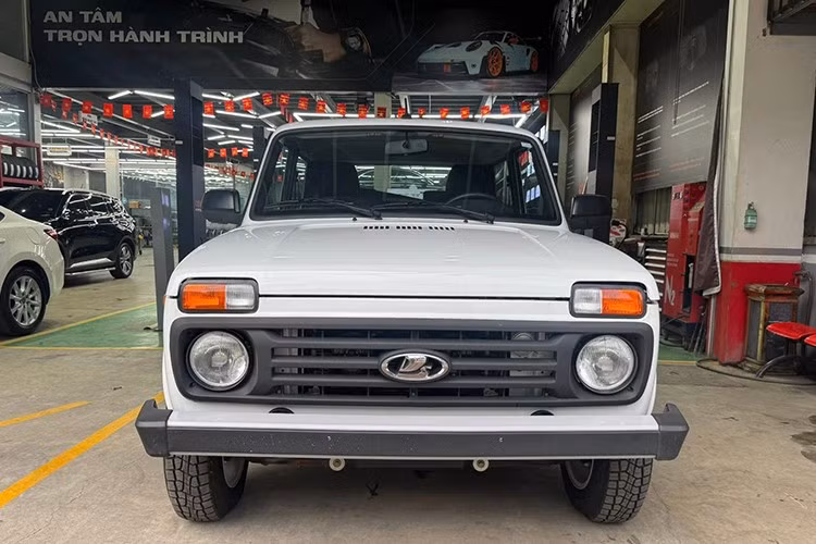 Dù được giới thiệu là xe “đa dụng, bền bỉ”, thiết kế ngoại thất của Niva bị đánh giá là cổ điển đến mức lỗi thời. Xe có lưới tản nhiệt giả phong cách crossover, nhưng đèn pha và đèn báo rẽ vẫn dạng halogen điển hình cổ điển.