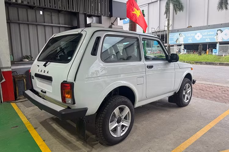 Theo hãng xe Nga, vì họ muốn chiều lòng nhiều người dùng mong muốn một chiếc SUV mang kiểu dáng cổ điển huyền thoại của Lada Niva từ nhiều thập kỷ trước. Đó là lý do khi bước sang thế hệ mới, hãng xe Nga vẫn giữ lại phiên bản được thiết kế theo phong cách cũ này.