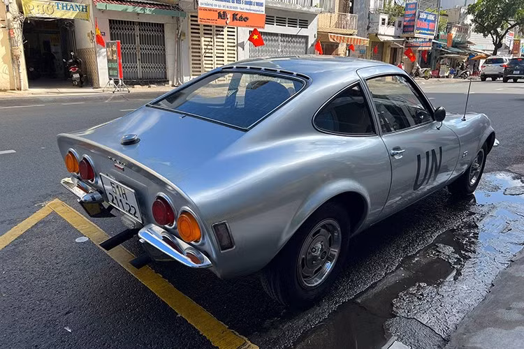 Được thiết kế bởi nhà thiết kế Erhard Schnell của Opel, GT là một chiếc fastback, không có cốp xe mở ra bên ngoài hay cửa sau thông thường. Có một kệ hành lý phía sau ghế ngồi, chỉ có thể mở ra qua cửa chính. Phía sau kệ hành lý là một tấm ốp gấp để cất lốp dự phòng và kích.