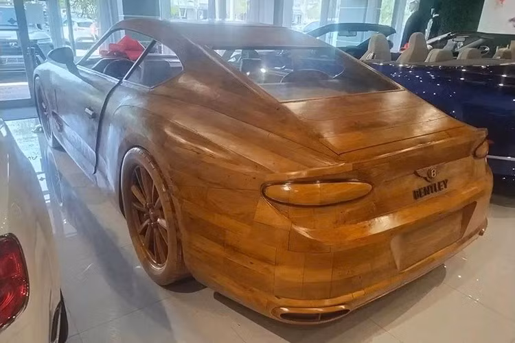 Tác phẩm Bentley Continental GT bằng gỗ này do một nghệ nhân tại Bỉ thực hiện, hiện đang được rao bán trên eBay với giá gần 100.000 USD (khoảng 2,5 tỷ đồng), ngang với giá của một chiếc Continental GT đời cũ đang bán ngoài thị trường xe sang.