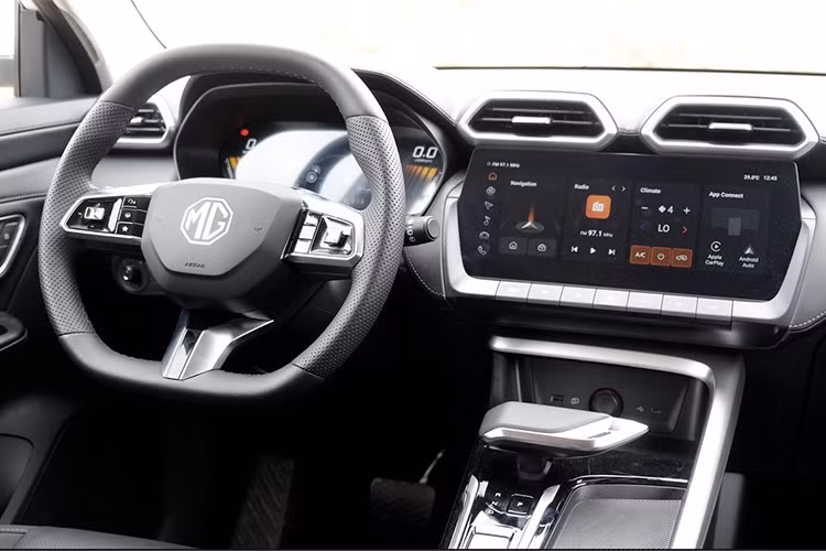 Bên trong MG ZS 2025 là không gian nội thất mới với thiết kế tối giản nhưng khá phong cách. Có vẻ như nội thất của xe được lấy cảm hứng thiết kế từ người anh em MG One. Ở hai bản thấp, xe được trang bị màn hình thông tin giải trí 10,25 inch và ghế chỉnh cơ.