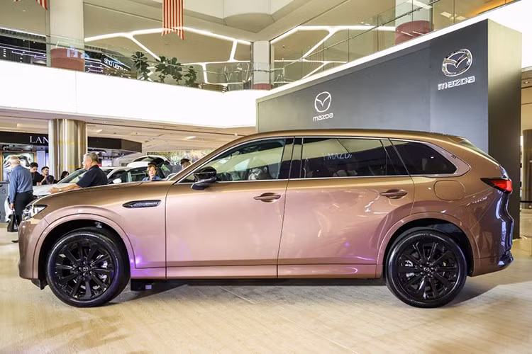 Mazda CX-80 PHEV 2025 mới được xây dựng trên nền tảng Skyactiv Multi-Solution Scalable Architecture dành cho các dòng xe cỡ lớn của Mazda, với cấu trúc dẫn động cầu sau và động cơ đặt dọc.
