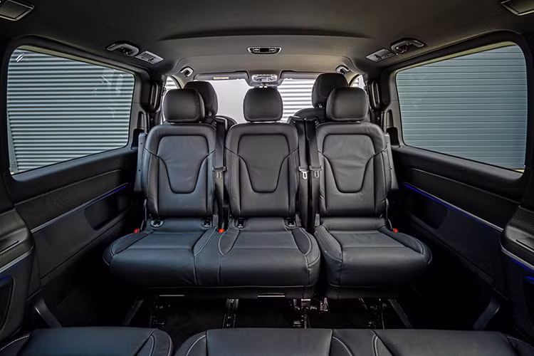 Phiên bản V 300 AMG bổ sung ghế thương gia tại hàng ghế thứ hai với bệ đỡ chân, massage, thông gió và bộ nhớ vị trí, mang lại trải nghiệm như khoang hạng thương gia trên máy bay.