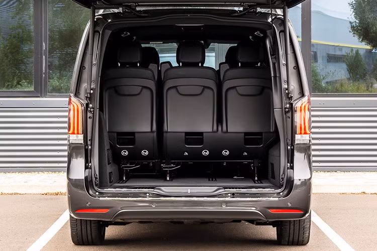 Mẫu MPV hạng sang Mercedes-Benz V 300 V-Class 2025 được hãng xe sang Đức trang bị động cơ xăng 2.0L tăng áp, cho công suất 231 mã lực, hộp số tự động 9 cấp và dẫn động cầu sau.
