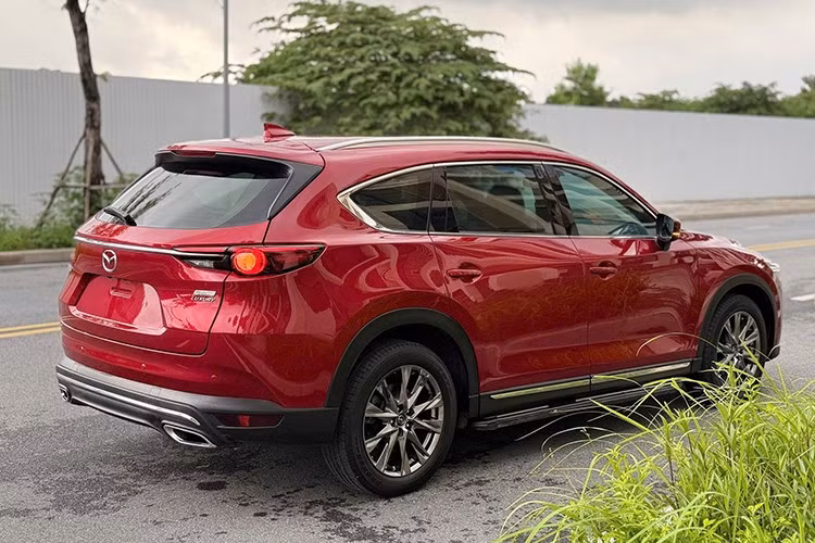 Ngoại thất màu đỏ tạo cảm giác trẻ trung và nổi bật, kết hợp với kiểu dáng SUV 5 cửa, mang đến phong cách hiện đại và có phần thể thao. Theo thông tin từ người bán, xe được gia đình sử dụng nên ngoại hình vẫn còn khá đẹp, ít trầy xước. Đặc biệt, màu đỏ cũng thường được đánh giá cao trên thị trường xe cũ, bởi ít bị lỗi mốt và dễ tạo thiện cảm.