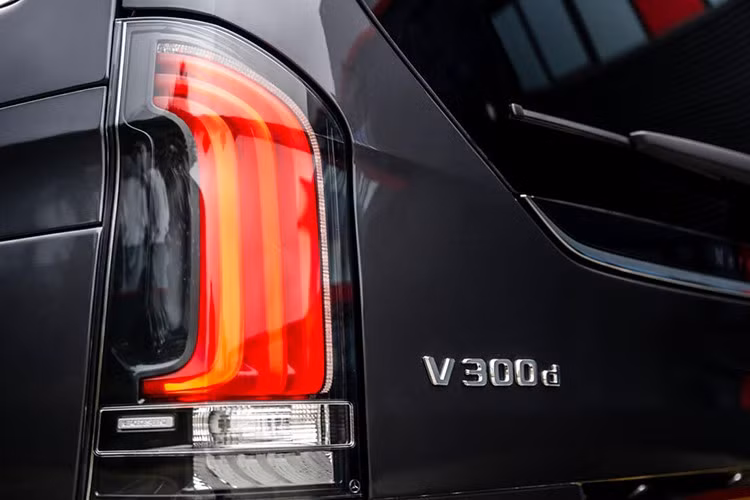 Mercedes-Benz V 300 Avantgarde sở hữu chiều dài 5.140 mm, trục cơ sở 3.200 mm. Phiên bản V 300 AMG: dài 5.390 mm, trục cơ sở 3.430 mm. Cả hai cùng rộng 1.928 mm và cao 1.910 mm, tạo không gian rộng rãi bậc nhất phân khúc.