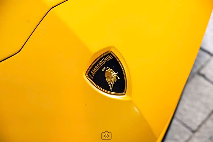 Cần phải nói thêm rằng, trên thế giới, những chiếc Lamborghini Aventador SV mui trần đang bị "đội giá" chóng mặt. Ví dụ như chiếc Aventador SV mui trần màu xanh đang được một đại lý siêu xe tại Mỹ rao bán với mức giá 679.000 USD (tương đương 15 tỷ đồng), đắt hơn khoảng 3 tỷ Đồng so với thời điểm "siêu bò" ra mắt thị trường này vào tháng 8/2015.