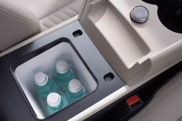 Trang bị tiêu chuẩn của BYD Seal 6 EV gồm bảng đồng hồ kỹ thuật số 8,8 inch và màn hình thông tin giải trí 12,8 inch hoặc 15,6 inch, xoay 90 độ. Hệ thống âm thanh 6 hoặc 8 loa, ghế trước chỉnh điện kèm sưởi/thông gió, ghế lái nhớ vị trí, cửa sổ trời toàn cảnh có rèm chỉnh điện và hệ thống treo thích ứng DiSus-C tùy chọn cũng có mặt trên mẫu xe điện Trung Quốc này.