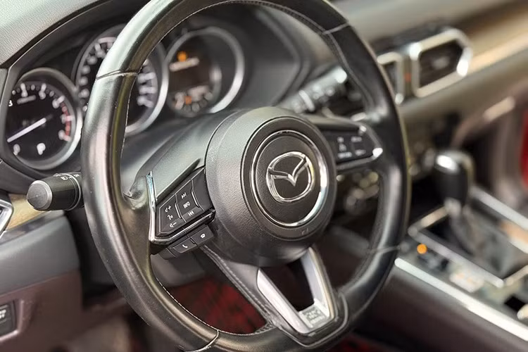 CX-8 Luxury có sẵn màn hình giải trí trung tâm, camera lùi, cảm biến hỗ trợ an toàn và hệ thống điều hòa tự động. Đây đều là những trang bị cần thiết giúp việc lái xe và di chuyển thoải mái hơn, đồng thời gia tăng tính thực dụng. So với nhiều mẫu SUV cùng năm sản xuất, Mazda vẫn giữ lợi thế ở sự đồng bộ và tiện ích thông minh.