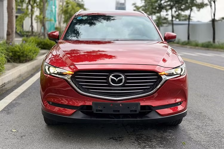 Được phát triển dựa trên nền tảng khung gầm của "đàn anh" Mazda CX-9 nên Mazda CX-8 được ví như một mẫu SUV cỡ lớn với kích thước tổng thể là 4.900 x 1.840 x 1.690 mm, tương ứng với D x R x C cùng chiều dài cơ sở 2.930 mm. Ngoại hình của Mazda CX-8 trông không khác gì so với với đàn em Mazda CX-5, chỉ có một chút khác biệt thể hiện ở phần đầu xe.
