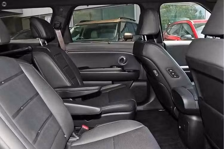 Bản tiêu chuẩn của Hyundai Palisade 2026 sở hữu cấu hình 8 chỗ, người mua có thể chuyển sang hai ghế thương gia tách rời ở dãy giữa. Hàng ghế cuối được tích hợp sưởi và điều chỉnh gập bằng điện. Cổng sạc USB-C cùng hộc giữ đồ uống được bố trí xuyên suốt cả ba hàng.