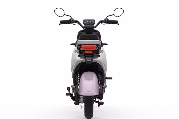 Không gian sử dụng cũng được VinFast chú trọng. Xe trang bị màn hình LED màu hiển thị đầy đủ các thông số vận hành, cốp chứa đồ dung tích 12 lít đủ để cất mũ bảo hiểm cùng nhiều vật dụng cá nhân. Thiết kế pin đặt dưới sàn để chân giúp hạ thấp trọng tâm, trong khi vị trí gác chân phía sau được bố trí tách rời nhằm tăng sự thoải mái cho người ngồi sau.
