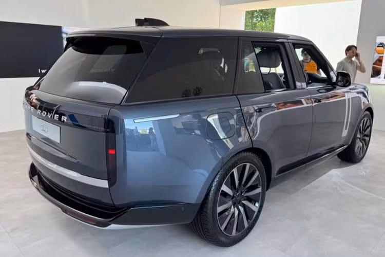 Cung cấp sức mạnh cho Range Rover Electric là hai mô-tơ điện cho tổng công suất 550 mã lực và mô-men xoắn cực đại 850 Nm. Theo thông số ban đầu, xe có thể di chuyển hơn 483 km sau mỗi lần sạc đầy.