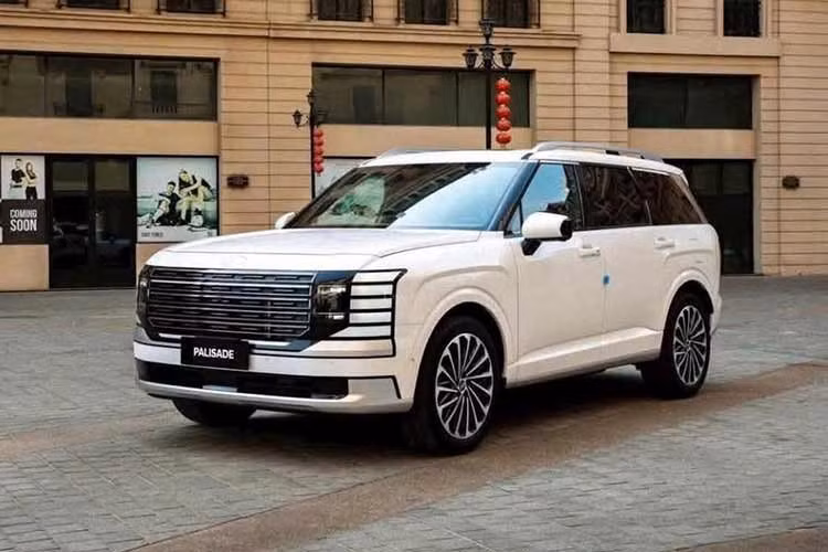 Theo các nhân viên tư vấn bán hàng tiết lộ, mẫu xe SUV Hyundai Palisade 2026 sẽ không còn tùy chọn động cơ dầu. Thay vào đó, hai phiên bản thấp sẽ chuyển sang sử dụng động cơ xăng 2.5L tăng áp. Phiên bản cao nhất được trang bị hệ truyền động Hybrid với sự kết hợp giữa máy xăng 2.5L và mô-tơ điện.