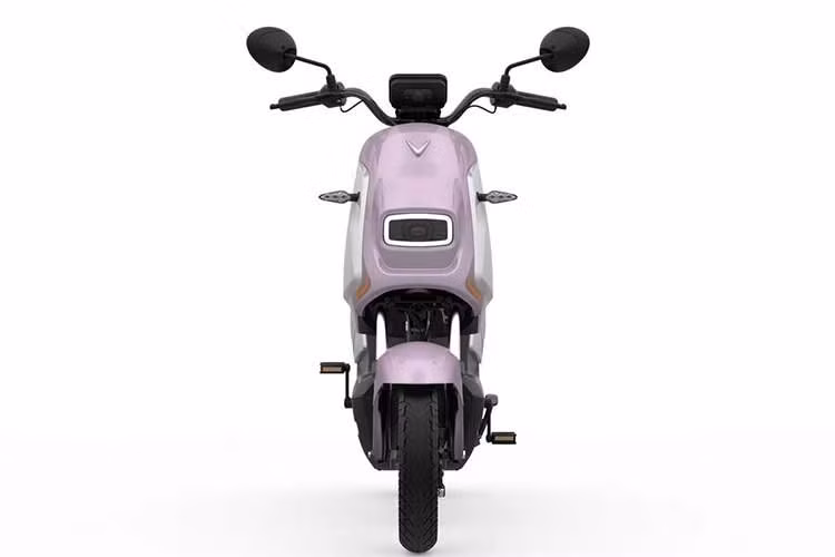 Việc giới hạn tốc độ cho xe máy điện VInfast Amio S2 cũng được xem là giải pháp giúp tăng tính an toàn trong quá trình sử dụng, đồng thời tạo thêm lựa chọn cho các bậc phụ huynh khi tìm phương tiện đưa đón hoặc để con tự chủ việc đi học.