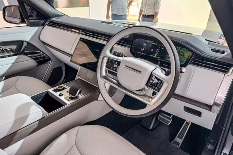 Về nội thất, khoang lái của Range Rover Electric có các tùy chọn cấu hình 4, 5 hoặc 7 chỗ ngồi. Tiêu chuẩn là chất liệu bọc ghế không sử dụng da, trong khi khách hàng vẫn có thể lựa chọn các loại da Windsor hoặc Semi-Aniline.