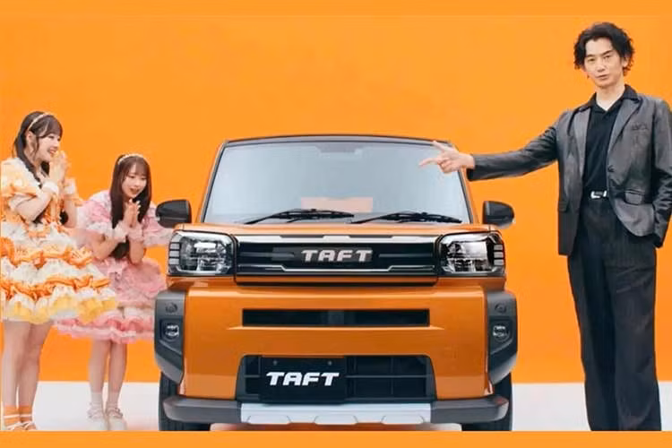 Daihatsu vừa giới thiệu phiên bản nâng cấp Taft 2027 dành cho thị trường Nhật Bản. Đây là mẫu SUV cỡ nhỏ thuộc dòng kei car đã lần đầu tiên ra mắt vào 6 năm trước. Bản cập nhật của Daihatsu Taft mang đến hai phiên bản đặc biệt mới, đồng thời bổ sung công nghệ và hệ thống an toàn nhằm tăng sức cạnh tranh trước Suzuki Hustler vừa được nâng cấp cũng như Mitsubishi Delica Mini.