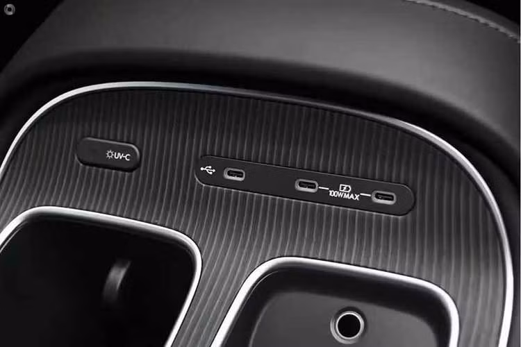 Palisade thế hệ mới lần đầu bổ sung lựa chọn hybrid, trở thành điểm nâng cấp quan trọng về khả năng vận hành. Cấu hình này sử dụng động cơ tăng áp 2.5L với hai mô-tơ điện và hộp số tự động sáu cấp. Tổng công suất hệ thống đạt 329 mã lực, mô-men xoắn cực đại ở mức 459 Nm.