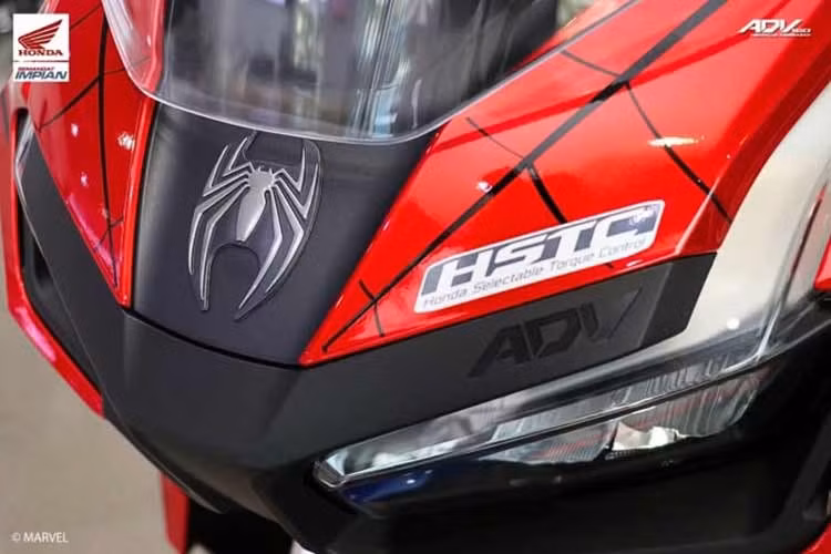 Không chỉ sở hữu ngoại hình độc quyền, mỗi chủ nhân của ADV160 Spider-Man Edition còn nhận kèm bộ quà tặng sưu tầm gồm hộp quà cao cấp, bình giữ nhiệt tích hợp màn hình LED, nắp bình xăng phiên bản giới hạn, huy hiệu nhận diện và giấy chứng nhận đánh số thứ tự từng xe.