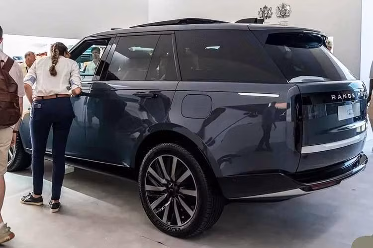 Về ngoại thất, Range Rover Electric có kiểu dáng gần như giống với các phiên bản sử dụng động cơ mild-hybrid (MHEV) và plug-in hybrid (PHEV). Điểm khác biệt dễ nhận thấy nằm ở khu vực lưới tản nhiệt, khi Land Rover vẫn giữ các khe hút gió nhưng tinh chỉnh lại thiết kế thay vì sử dụng mặt ca-lăng kín như nhiều mẫu xe điện khác.