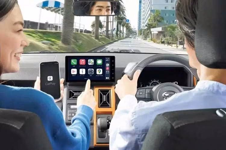 Bên trong khoang lái, Taft được trang bị bảng đồng hồ kỹ thuật số với màn hình 7 inch và giao diện hiển thị mới. Màn hình giải trí trung tâm 9 inch vẫn là trang bị tùy chọn. Daihatsu cũng bổ sung hộp chứa đồ dưới khoang hành lý có thể tháo rời để tăng tính tiện dụng, trong khi cửa sổ trời toàn cảnh tiếp tục được duy trì.