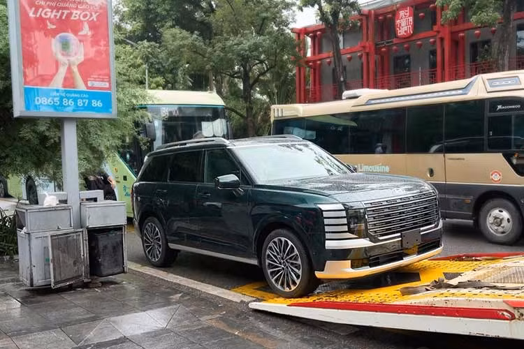 Hyundai Palisade Hybrid 2026 thế hệ mới vừa bị bắt gặp khi di chuyển trên đường phố Hà Nội. Những hình ảnh ghi lại mẫu SUV này nhanh chóng được chia sẻ trên mạng xã hội. Theo một số thông tin, đây có thể là xe phục vụ sự kiện trưng bày tại Tràng Tiền Plaza vào hai ngày 18-19/7 tới đây.