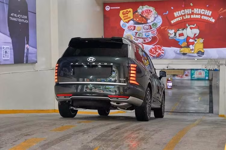 Ở thế hệ mới, Palisade được thay đổi toàn diện về ngoại hình theo hướng vuông vức, mạnh mẽ và hiện đại hơn. Thiết kế xe mang nhiều nét tương đồng với Hyundai Ioniq 9 và Kia EV9, đồng thời bổ sung nét khỏe khoắn từ các mẫu SUV châu Âu. Đặc điểm này thể hiện rõ trên XRT PRO - phiên bản thiên về địa hình dành riêng cho thị trường Mỹ.