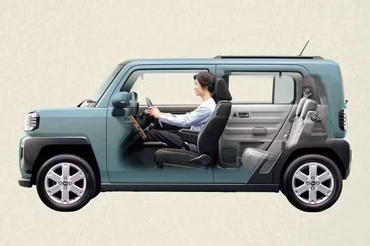 Hệ truyền động không thay đổi so với phiên bản trước. Xe tiếp tục sử dụng động cơ xăng ba xi-lanh dung tích 658 cc, với hai mức công suất gồm 51 mã lực (38 kW hoặc 52 PS) ở bản hút khí tự nhiên và 63 mã lực (47 kW hoặc 64 PS) ở bản tăng áp.