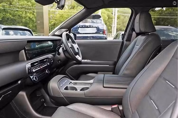 Bên trong khoang cabin của Hyundai Palisade 2026 có ba hàng ghế, hướng đến sự rộng rãi và tiện nghi cho cả gia đình. Khu vực người lái kết hợp những đường nét hiện đại với một số chi tiết mang hơi hướng truyền thống, nổi bật là mặt táp-lô uốn cong và cụm điều khiển trung tâm thanh lịch.