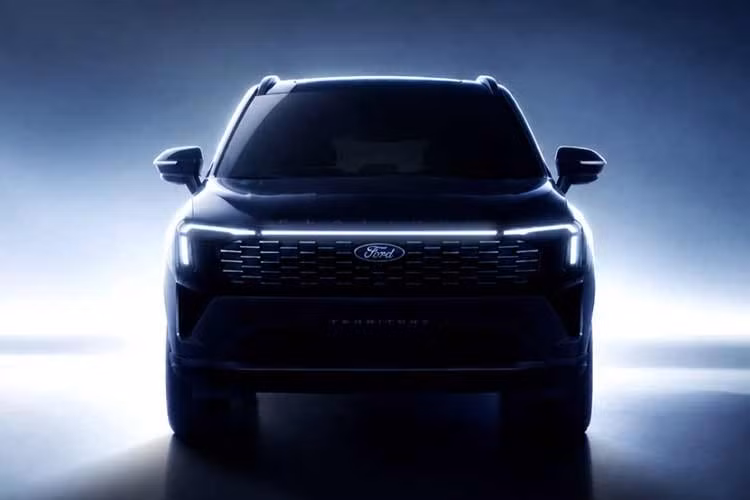 Ford Việt Nam vừa hé lộ phiên bản mới dành cho mẫu SUV cỡ C Territory. Hình ảnh đăng tải trên mạng xã hội cho thấy xe mang tên Territory Platinum, với dòng chữ "Platinum" nổi bật trên nắp ca-pô. Hiện hãng vẫn chưa công bố thời điểm ra mắt chính thức.