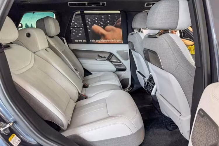 Range Rover Electric được phát triển trên nền tảng MLA-Flex, vốn đang được sử dụng cho các phiên bản MHEV và PHEV. Mẫu SUV điện này sử dụng kiến trúc điện 800 V cùng bộ pin dung lượng 118 kWh do JLR phát triển.
